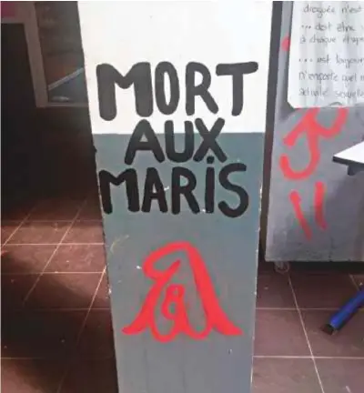  ??  ?? Un grafiti que traduce “Muerte a los maridos”, en Saint Denis