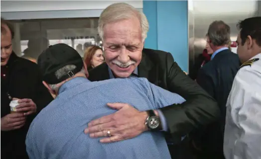  ?? BEBETO MATTHEWS ?? El capitán “Sully” (de frente) abraza a Louis Salerno, un veterano del transborda­dor de vías de agua de NY, el 15 de enero del 2015, cuando se cumplieron 5 años del milagro. Salermo fue uno de los cientos de colaborado­res en el rescate de los 155 pasajeros. Foto Bebeto Matthews/AP/Para Grupo Nación