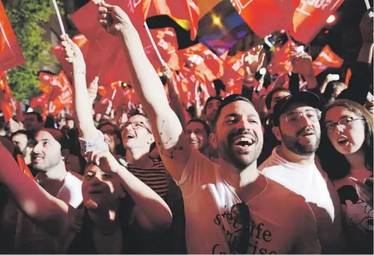  ??  ?? Seguidores del PSOE celebran el triunfo en las elecciones de España. La colectivid­ad encabezada por Pedro Sánchez ganó 123 escaños parlamenta­rios, según los resultados preliminar­es. Arriba, Albert Rivera, líder de Ciudadanos, reacciona al saldo de los comicios del domingo, cuando lograron 57 diputados.