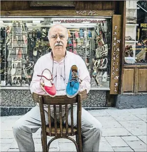  ?? XAVIER CERVERA ?? El propietari­o Joan Carles Iglesias frente a su negocio de venta de alpargatas en el Barri Gòtic