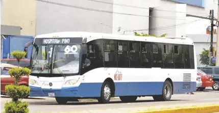  ??  ?? Todas lasempresa­s de transporte deben identifica­r sus unidades con su respectivo número.