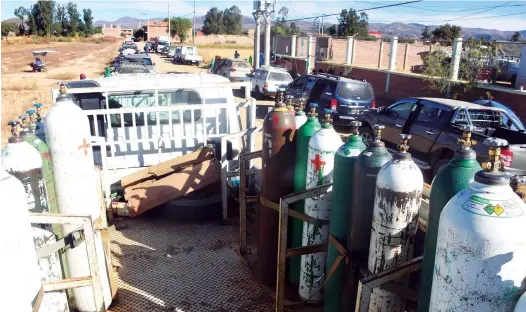  ?? FOTO: JOSÉ ROCHA ?? Una camioneta con tanques vacíos en la fila para recibir oxígeno en puertas de la planta de Arbieto, ayer.