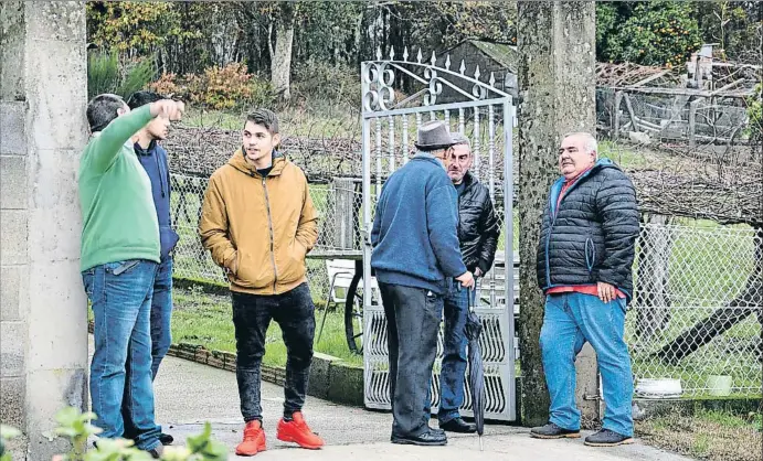  ?? JOSÉ CALVIÑO VAZQUEZ ?? Grups de veïns de Taragoña van viure com un esdevenime­nt l’enrenou que es va aixecar pel cas Diana Quer. A la foto, conversen davant de la casa del Chicle