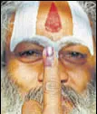  ?? REUTERS ?? A sadhu shows his inked finger after casting his vote in Ayodhya on Monday.