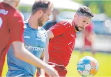  ?? FOTO: ROLF SCHULTES ?? David Brielmayer (re.) durfte den TSV Berg in seinem letzten Spiel noch einmal als Kapitän anführen.