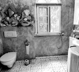  ?? ?? Colour-washed, textured walls add artistic flair to this bathroom.