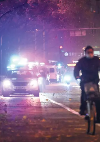  ?? ?? Nach den Protesten zeigt die Polizei auf Pekings Straßen eine erhöhte Präsenz.