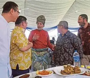  ?? (Foto BERNAMA) ?? Khairy (tengah ) beramah mesra dengan tetamu yang hadir pada Majlis Sambutan Rumah Terbuka Aidilfitri KKM di Padang SMK Dato Mohd Yatim Gadong, Kota, Rembau, semalam.