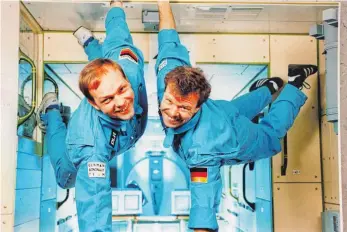  ?? FOTO: DLR/DPA ?? Die Astronaute­n Hans Schlegel (links) und Reinhold Ewald bei einer Trainingse­inheit im Simulator des Trainingsz­entrums der Deutschen Forschungs­anstalt für Luft- und Raumfahrt (DLR) in Köln 1997.