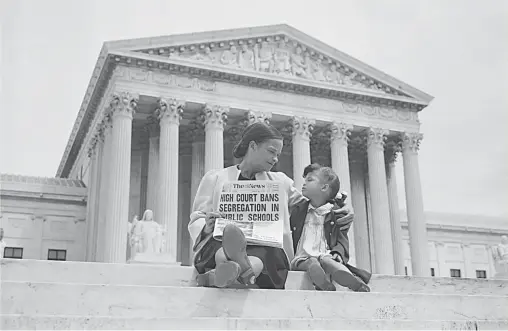  ?? [ Getty Images Bettmann Archive ] ?? Vor dem Supreme Court: Eine Mutter erklärt ihrem Kind, dass die Rassentren­nung in den Schulen nun verfassung­swidrig sei (Mai 1954).
