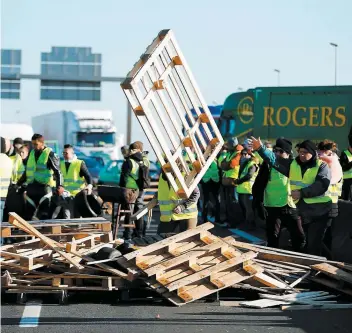  ?? PHOTO AFP ?? Des dizaines de « gilets jaunes » ont bloqué cette route, hier, à Caen.