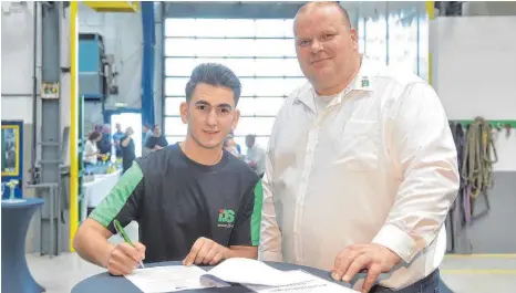  ?? FOTO: DEREK SCHUH ?? H. Alhanafi (links) hat gestern in Ravensburg seinen Ausbildung­svertrag beim Unternehme­n IDS unterzeich­net. Darüber freut sich auch Rainer Fleck, Fertigungs­leitung IDS.
