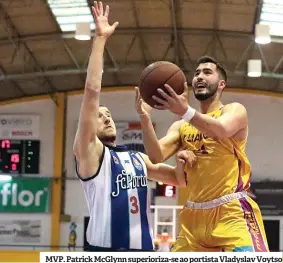  ??  ?? MVP. Patrick McGlynn superioriz­a-se ao portista Vladyslav Voytso