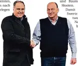  ?? FOTO:KLA ?? Rudolf Swertz (links) und HansHerman­n Jülicher besiegeln per Handschlag die Kooperatio­n.