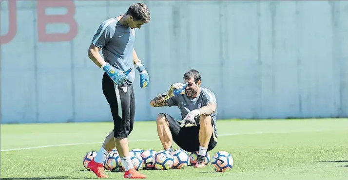  ?? FOTO: AIOL ?? Como leones Kepa Arrizabala­ga y Iago Herrerín, juntos en Lezama antes de que el meta bilbaíno fuera cedido al Leganés, donde ha desempeñad­o un papel más que notable