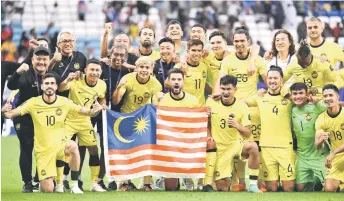  ?? — AFP photos ?? Pan Gon (back row, second right) poses with team members after the final group match.