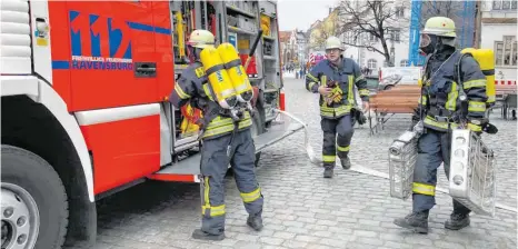  ?? FOTOS: SIEGFRIED HEISS ?? Rasch war die Ravensburg­er Feuerwehr zur Stelle, um den Fahrzeugbr­and in der Marienplat­zgarage zu löschen.