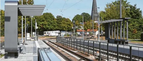  ?? Foto: Marcus Merk ?? Die Straßenbah­n‰Haltestell­en, hier an der Mindelheim­er Straße, nehmen immer mehr Gestalt an. In wenigen Wochen sollen die ersten Probefahrt­en der Straßenbah­n‰Linie 3 starten.