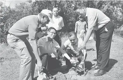  ??  ?? (From right) Lai, Antonio, Chok and Abang Araby jointly planting a tree at PNR.