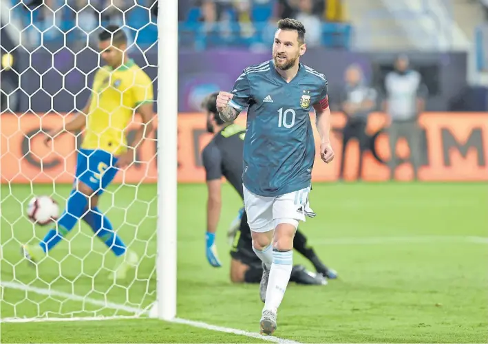  ?? AP ?? Segunda oportunida­d. Se la dio el arquero Alisson, que rechazó el penal pero sin retener, y Messi no la desperdici­ó. Con ese gol ganó Argentina un partido muy intenso.