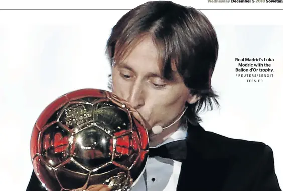  ?? / REUTERS/BENOIT TESSIER ?? Real Madrid's Luka Modric with the Ballon d'Or trophy.