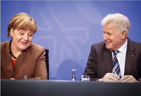  ?? Foto: imago ?? Die Schwestern Seehofer und Merkel: Immer schön lächeln und die Differenze­n vergessen machen