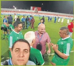  ??  ?? SELFIE. Toviggino con dirigentes argentinos en Bahrein, en 2017.