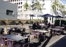  ?? MARCIO JOSE SANCHEZ — THE ASSOCIATED PRESS FILE ?? Empty tables are seen outside of a restaurant in Burbank on Dec. 4.