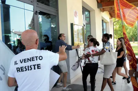  ?? (foto Balanza) ?? Lo scontro Tensioni ieri a Montebellu­na, quando i manifestan­ti dell’associazio­ne che riunisce gli azionisti delle Popolari Venete hanno cercato di entrare nella in cui parlava Baretta