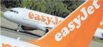  ?? FOTO: DPA ?? Flugzeuge der britischen Fluggesell­schaft Easyjet: Mit diversen Notfallsze­narien wollen Airlines einen harten Brexit abfedern.