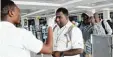  ?? Fotos: afp, dpa ?? An einigen afrikanisc­hen Flughäfen wird nun kontrollie­rt, ob Passagiere Fieber haben.