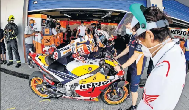  ??  ?? Marc Márquez se dispone a salir de boxes durante una de las sesiones de entrenamie­ntos del pasado GP de Andalucía, en el circuito de Jerez, pocos días después de su operación.