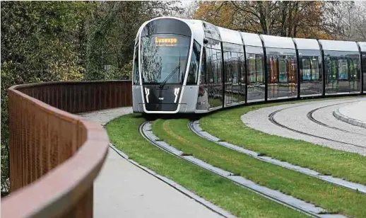  ?? Foto: Anouk Antony/LW-Archiv ?? Die Tram fährt die Haltestell­e Stäreplaz an. Wann es weiter Richtung Mamer gehen soll, ist noch nicht gewusst.