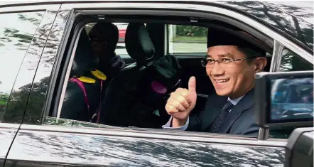  ?? — Bernama ?? All good: Azmin gesturing to the media after leaving the palace.