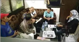  ?? LSM GENCAR FOR JAWA POS ?? JAMINAN PENDIDIKAN: Umi Khulsum (kanan) mendamping­i Abdul Rohim (kiri) saat melakukan mediasi bersama perwakilan perusahaan sopir truk kontainer di Ruang Unit Laka Satlantas Polres Gresik kemarin.