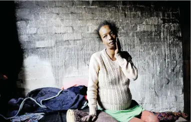  ?? PICTURE: BHEKI RADEBE ?? DEVASTATED Nicolette Perrsen, who is nine months pregnant, is one of the people who lost their belongings in a fire that started in a backyard shack in Manenberg.