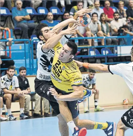  ?? FOTO: UNANUE ?? Jon Azkue penetra en la defensa leonesa superando a Juanjo Fernández y Carou