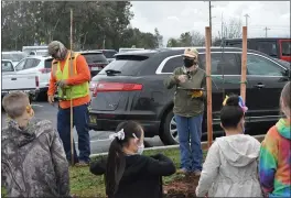  ?? PHOTOS BY JUSTIN COUCHOT — ENTERPRISE-RECORD ?? Oroville Botanic Garden and Education Center President Susan Sims speaks to Poplar Avenue Elementary School students on Friday at the educationa­l workshop and planting at Poplar Avenue Elementary School in Oroville. The event was hosted by the Oroville Botanic Garden and Education Center.