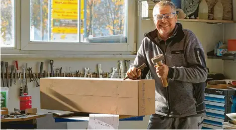  ?? Fotos: Oliver Wolff ?? Am Anfang liegt ein kubischer Steinblock auf Peter Wiedenmann­s Werktisch – in diesem Fall ein Sandstein aus der Eifel. Der Ichenhause­r Steinmetz modelliert mit Hammer und Schlageise­n einen neuen Grabstein.