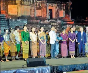  ?? DR BEAT RICHNER FB* ?? Culture minister Phoeurng Sackona presents 152 million riel to the Cambodia Kantha Bopha Foundation at the gala, held on December 13.