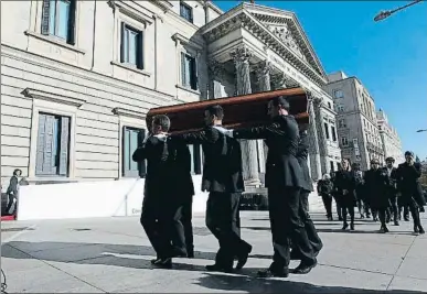  ?? EMILIA GUTIÉRREZ ?? L’arribada del fèretre de Manuel Marín al Congrés, on es va instal·lar la capella ardent