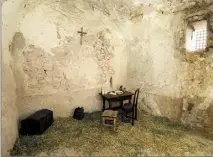  ?? ?? Le prisonnier a, d’abord, occupé pendant 8 mois cette première cellule soit construite. À droite, une vue du fort de Sainte-Marguerite.