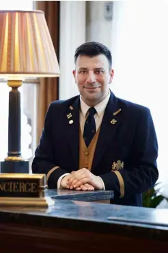  ??  ?? A la izda., Apostolos Papayianna­kis, Chief Concierge del hotel Grande Bretagne.