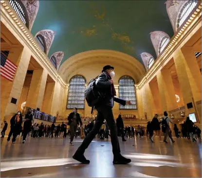  ?? ANTHONY BEHAR / SIPA USA ?? Passengers follow COVID-19 protocols in New York’s Grand Central Terminal on April 20, but rigor appears to be lacking on the part of authoritie­s relating to pandemic informatio­n disclosure.
