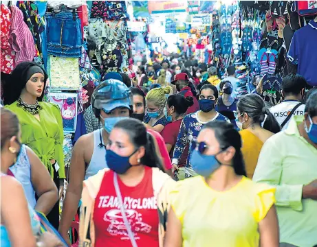  ??  ?? Las aglomeraci­ones de personas en Manabí es una de las preocupaci­ones de las autoridade­s.