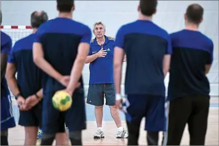  ??  ?? Claude Onesta en grande discussion avec les joueurs de l’équipe de France de handball lors d’un entraîneme­nt.