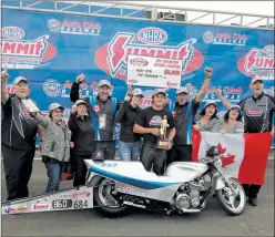  ?? SUBMITTED PHOTO ?? Medicine Hat's Riley Toth (middle) celebrates with a group of family and friends after winning the World Championsh­ips in the Et Motorcycle category in Pomona, California.