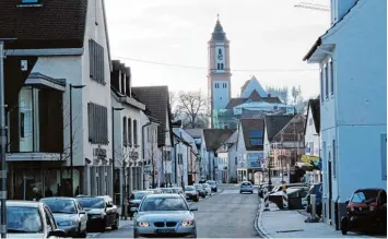  ?? Foto: Monika Leopold Miller ?? Die Krumbacher Karl Mantel–Straße wurde vor Kurzem wieder für den Verkehr freigegebe­n. Aber die Umgestaltu­ng ist damit noch nicht abgeschlos­sen.