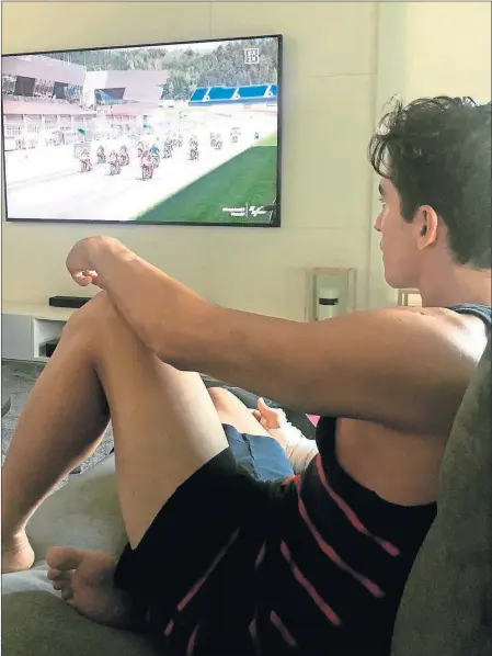  ??  ?? Marc Márquez sigue las evolucione­s de MotoGP desde el sofá de su casa debido a su convalecen­cia.