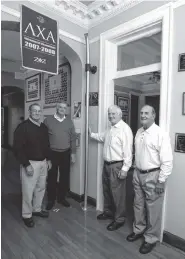  ?? STAFF FILE PHOTO ?? From left, Harold Wilkes, John Green, Jerry Arnold and Don Hill, members of the University of Chattanoog­a football team that defeated the University of Tennessee in 1958, pose at the Lamba Chi fraternity house with a section of a goal post that was...